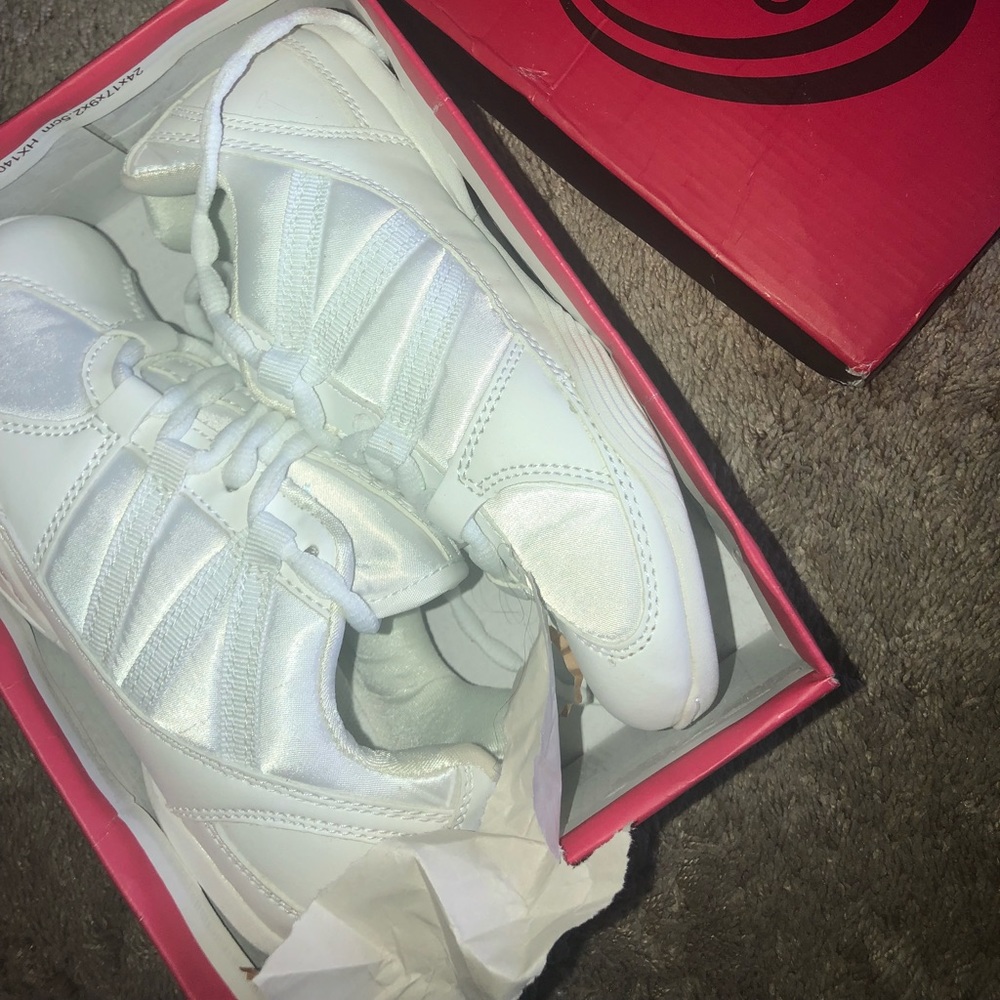 chasse cheer shoes size 2 new in box